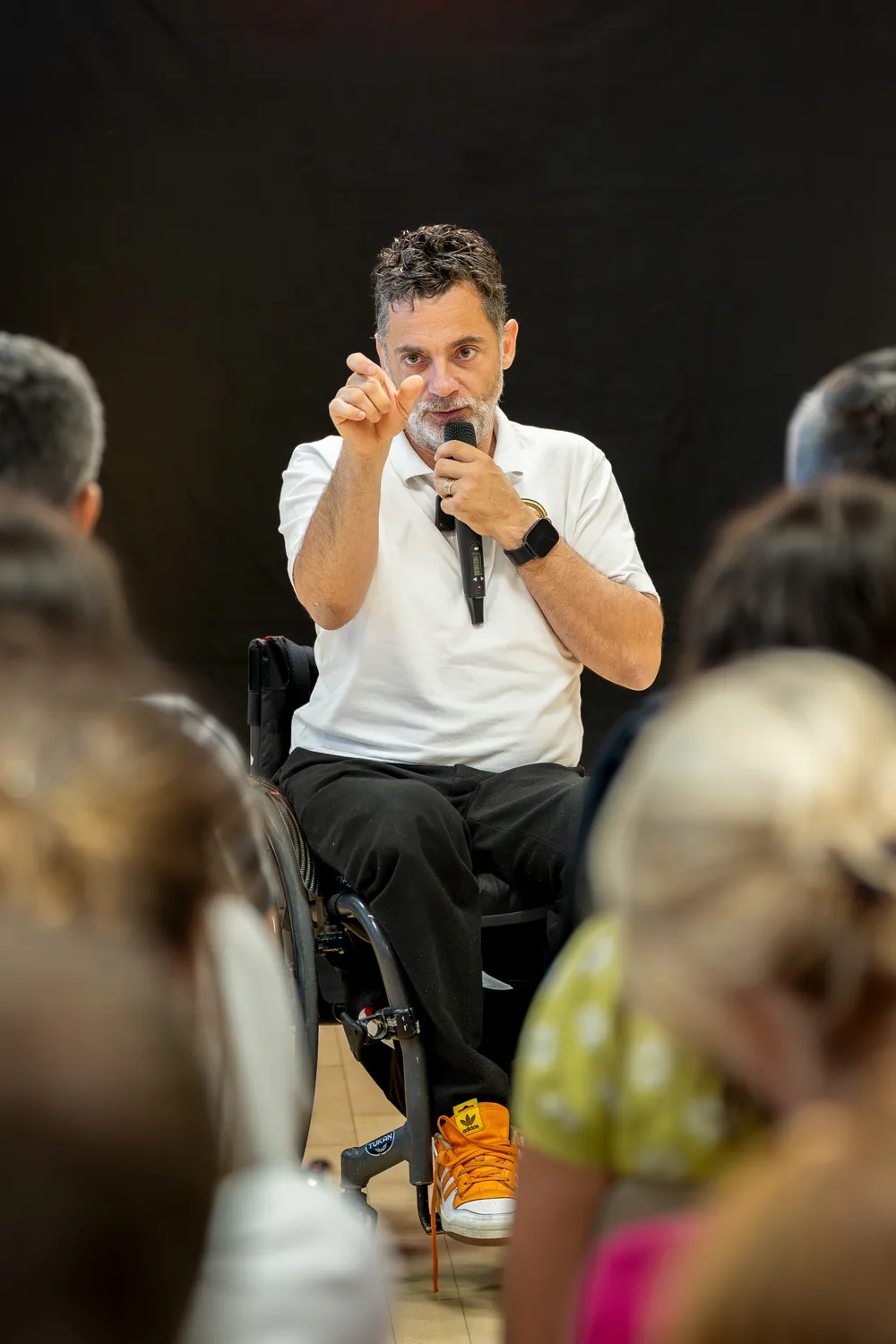Ludovic Sarron en stand-up devant des collaborateurs lors d'une sensibilisation au handicap