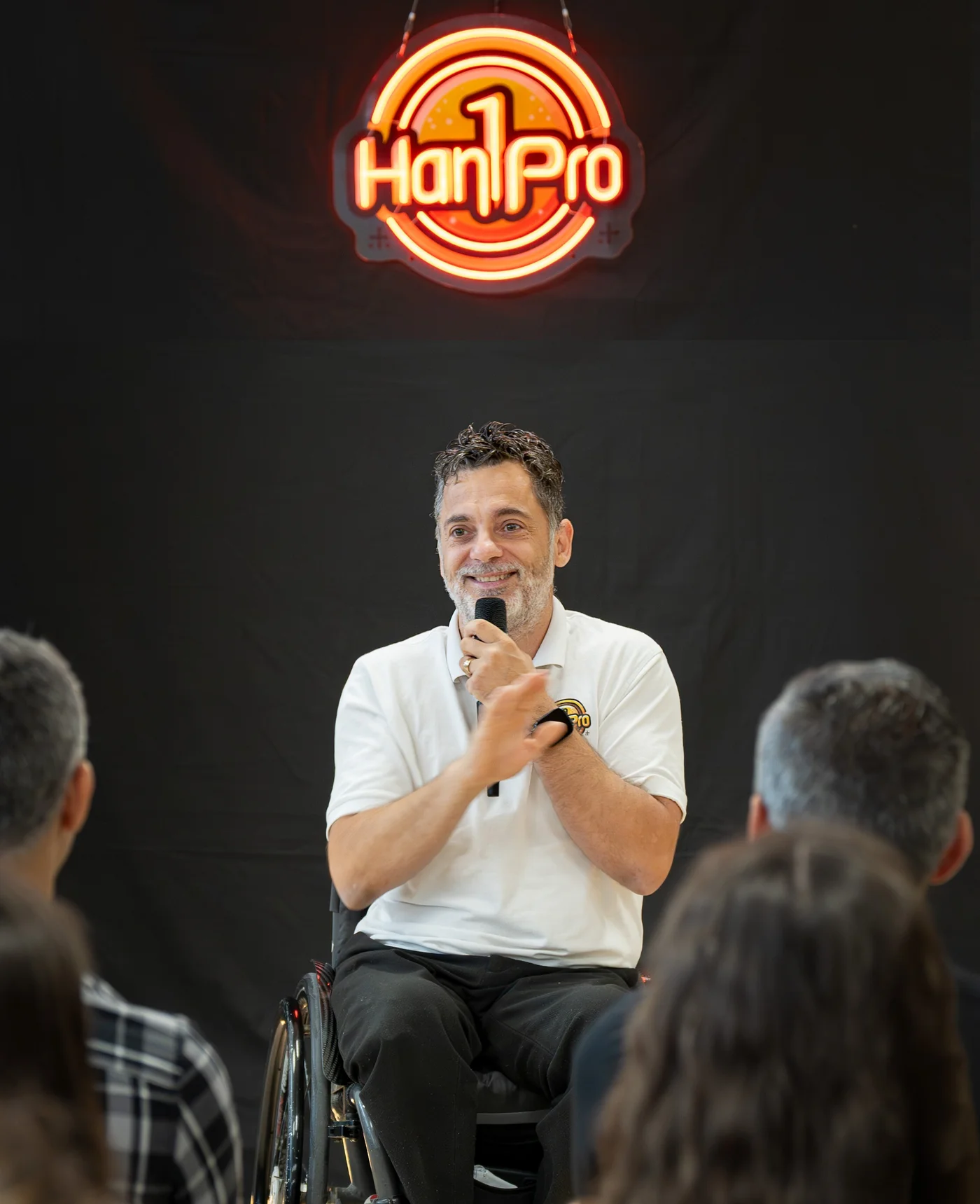 Ludovic Sarron en stand-up de sensibilisation au handicap en entreprise (Comedy Club bioMérieux)