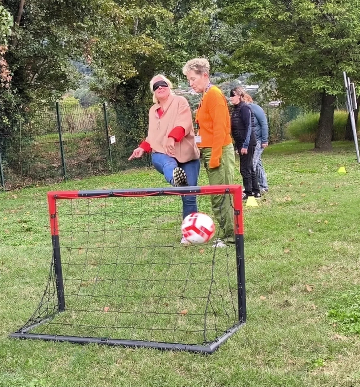 Atelier sensibilisation handicap visuel — parcours à l'aveugle en binôme et tir guidé les yeux bandés